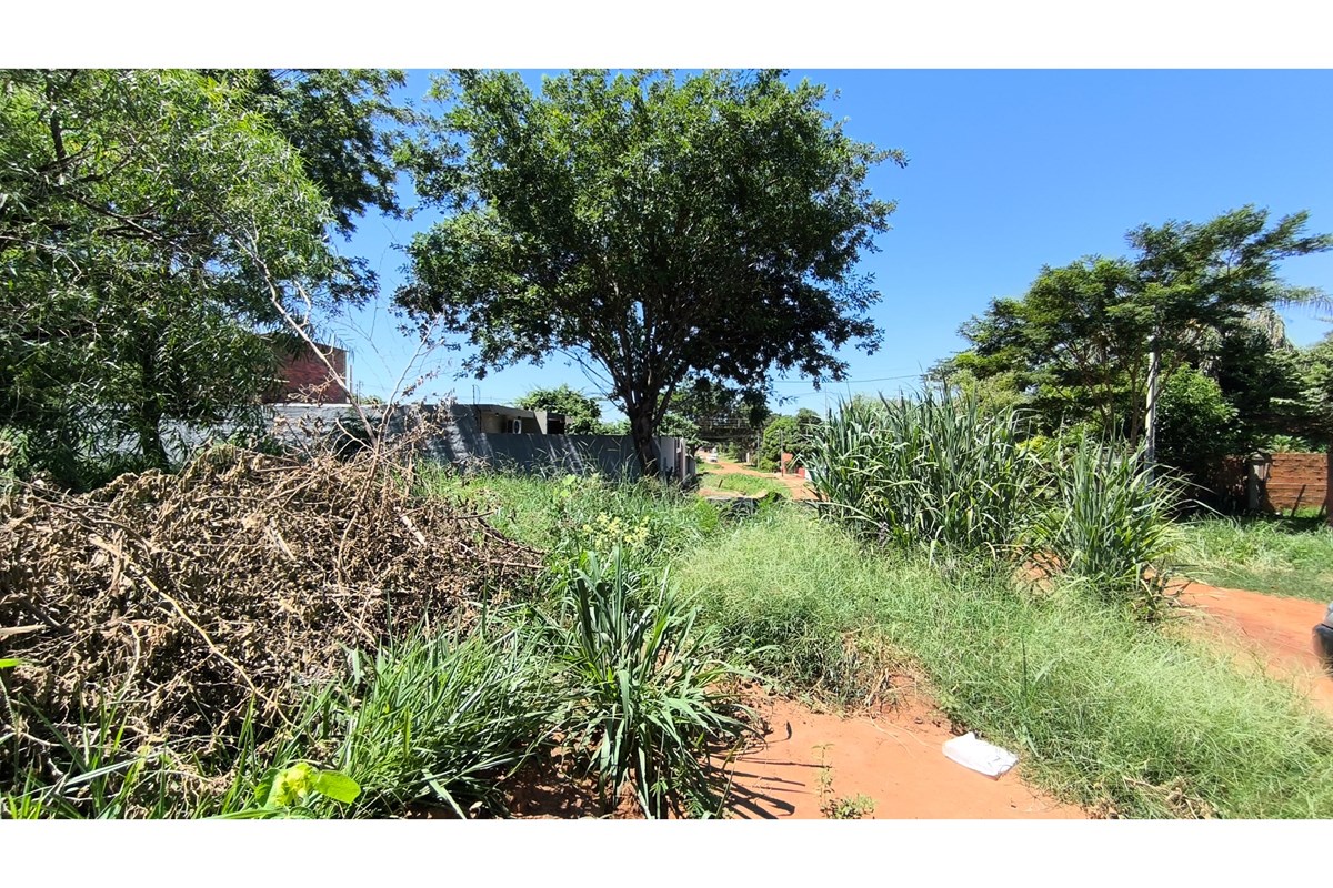 Terreno de esquina à venda em Isla Bogado, Luque