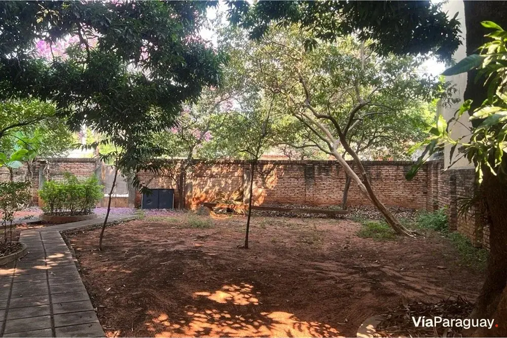 Terreno à venda em esquina em Tembetary, Assunção