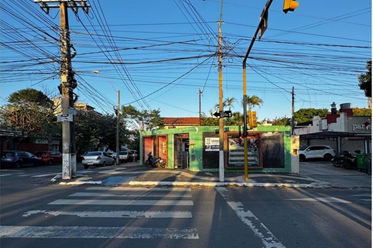 Terreno à venda em esquina na Av. Brasilia