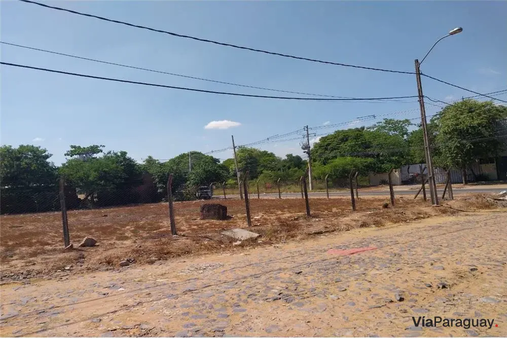 Terreno à venda em Lambaré, região do Yacht