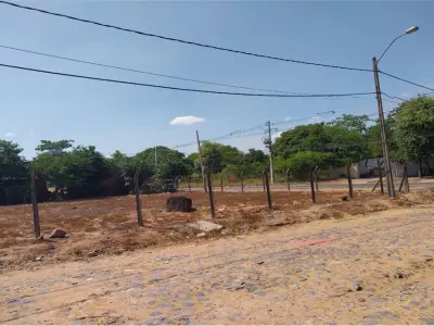 Terreno à venda em Lambaré, região do Yacht