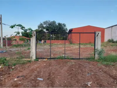 Terrenos à venda em esquina em Luque, Laurelty
