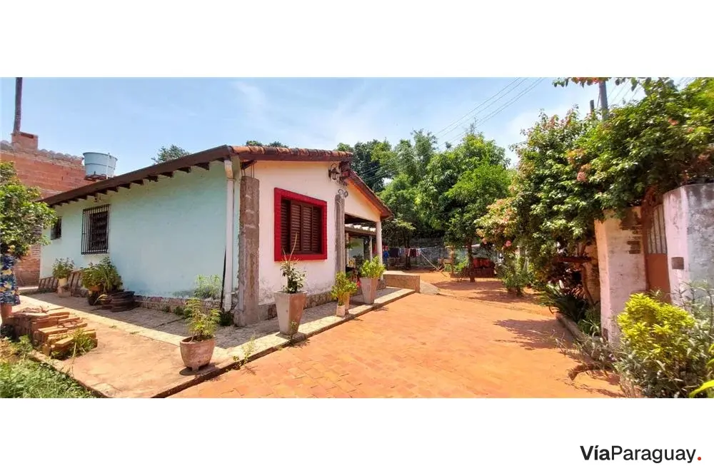 Terreno à venda em Luque com casa para reformar