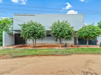 Terreno à venda em Luque com depósito incluído