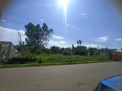 Terreno en venta en Luque, zona Rakyura sobre asfalto