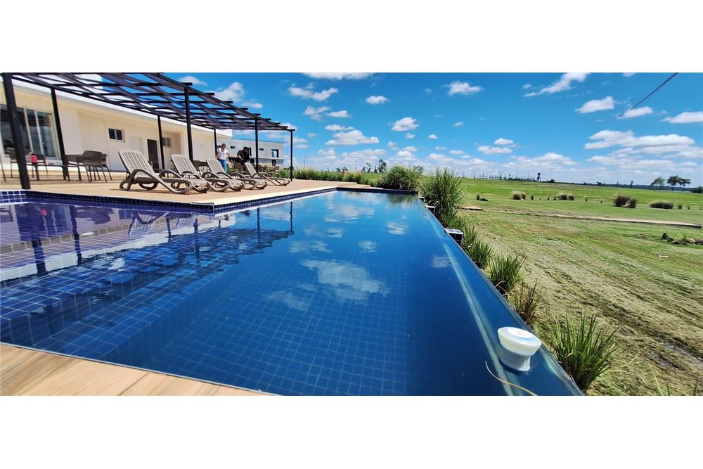 Terreno en venta en Paraqvaria Aero & Marina Country Club
