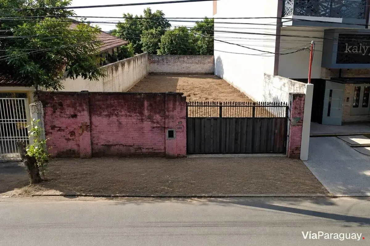 Land for sale on Avenida Venezuela, Recoleta