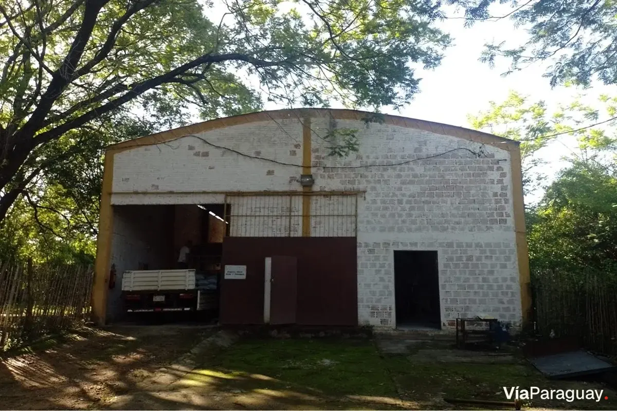 Terreno industrial con tinglado en venta en Piquete Cué, Limpio