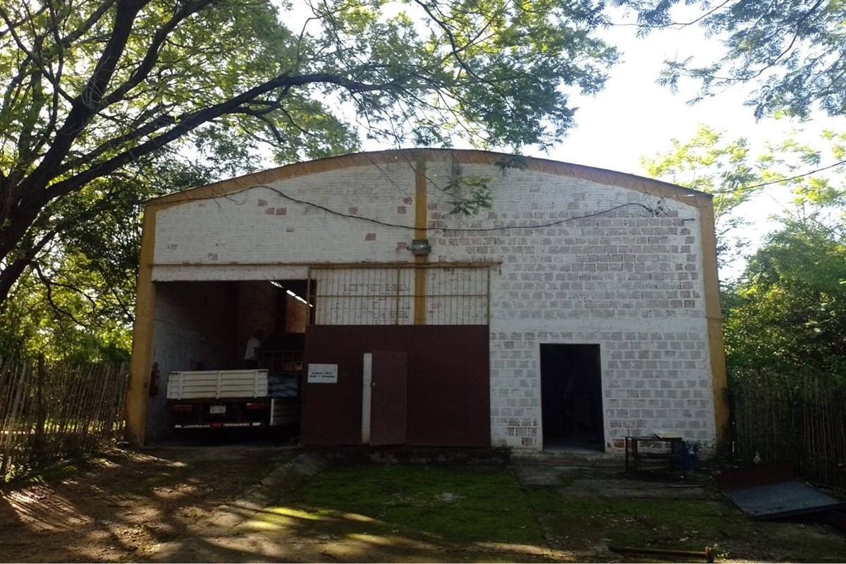 Terreno industrial con tinglado en venta en Piquete Cué, Limpio
