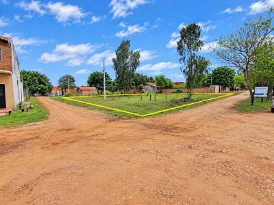 Terrenos de esquina a esquina com casa à venda em Limpio