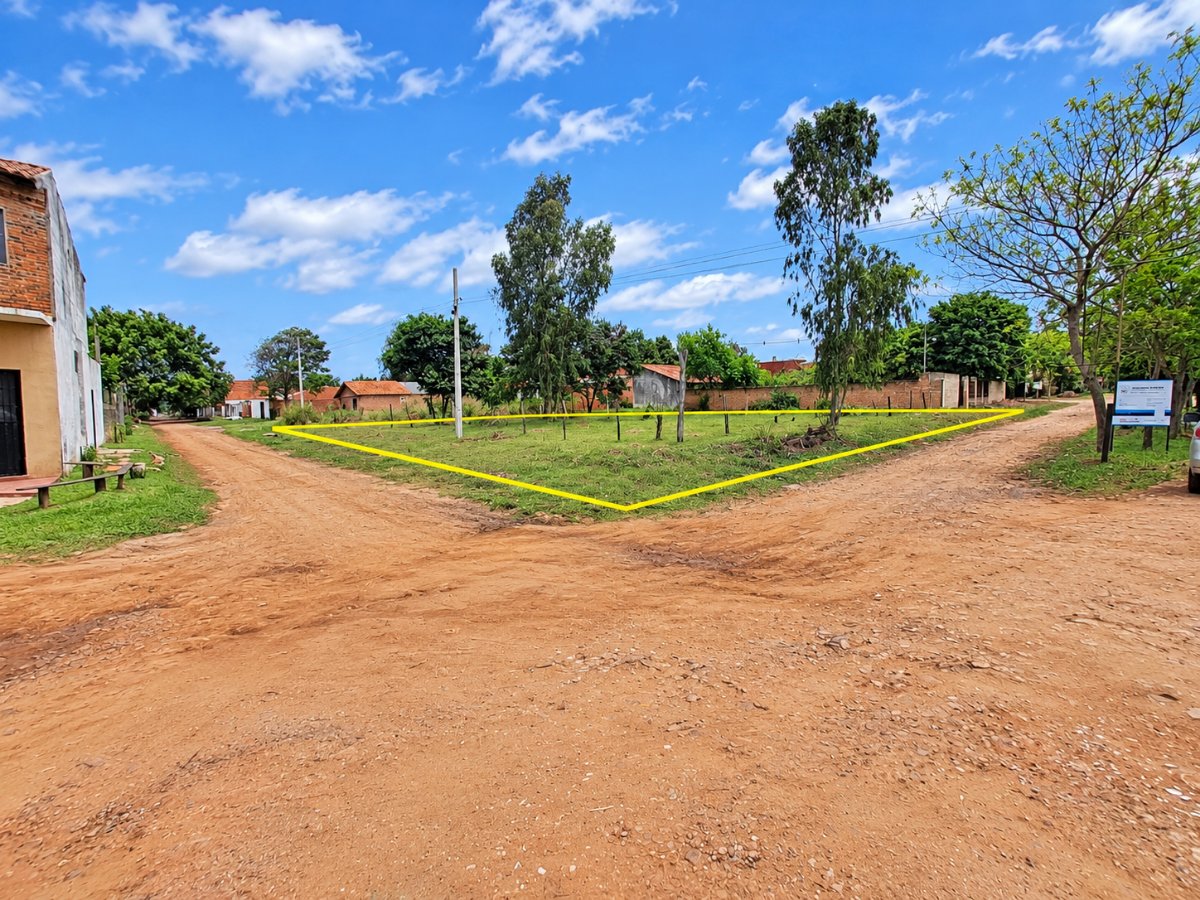 Terrenos de esquina a esquina com casa à venda em Limpio