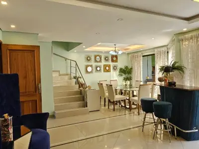 Tríplex amoblado en alquiler en Los Laureles, Asunción