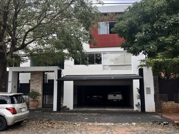 Triplex à venda em Tembetary, Assunção