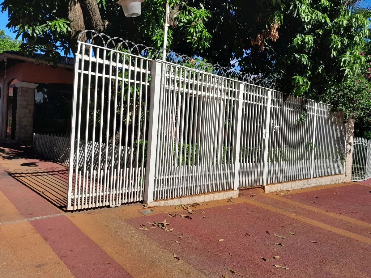 Casa de 3 dormitorios con piscina en Barrio Pai Ñu, Ñemby