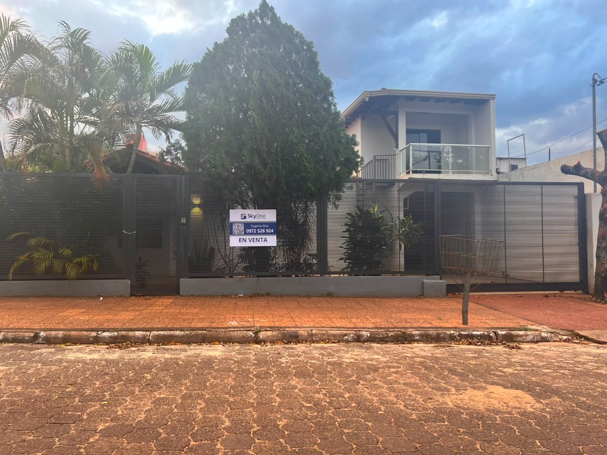 Casa moderna de 4 dormitorios en Área 8, Ciudad del Este
