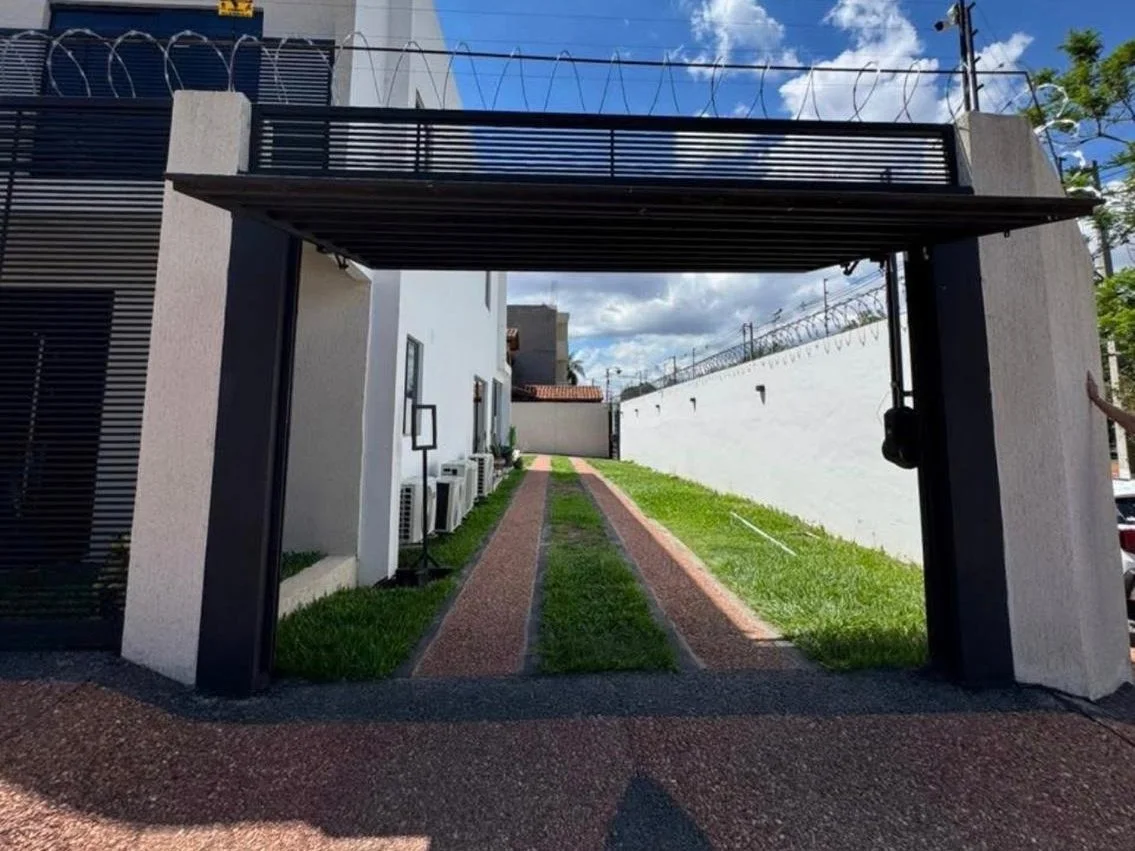 Casa moderna de esquina com 4 quartos em Lambaré, Paraguai