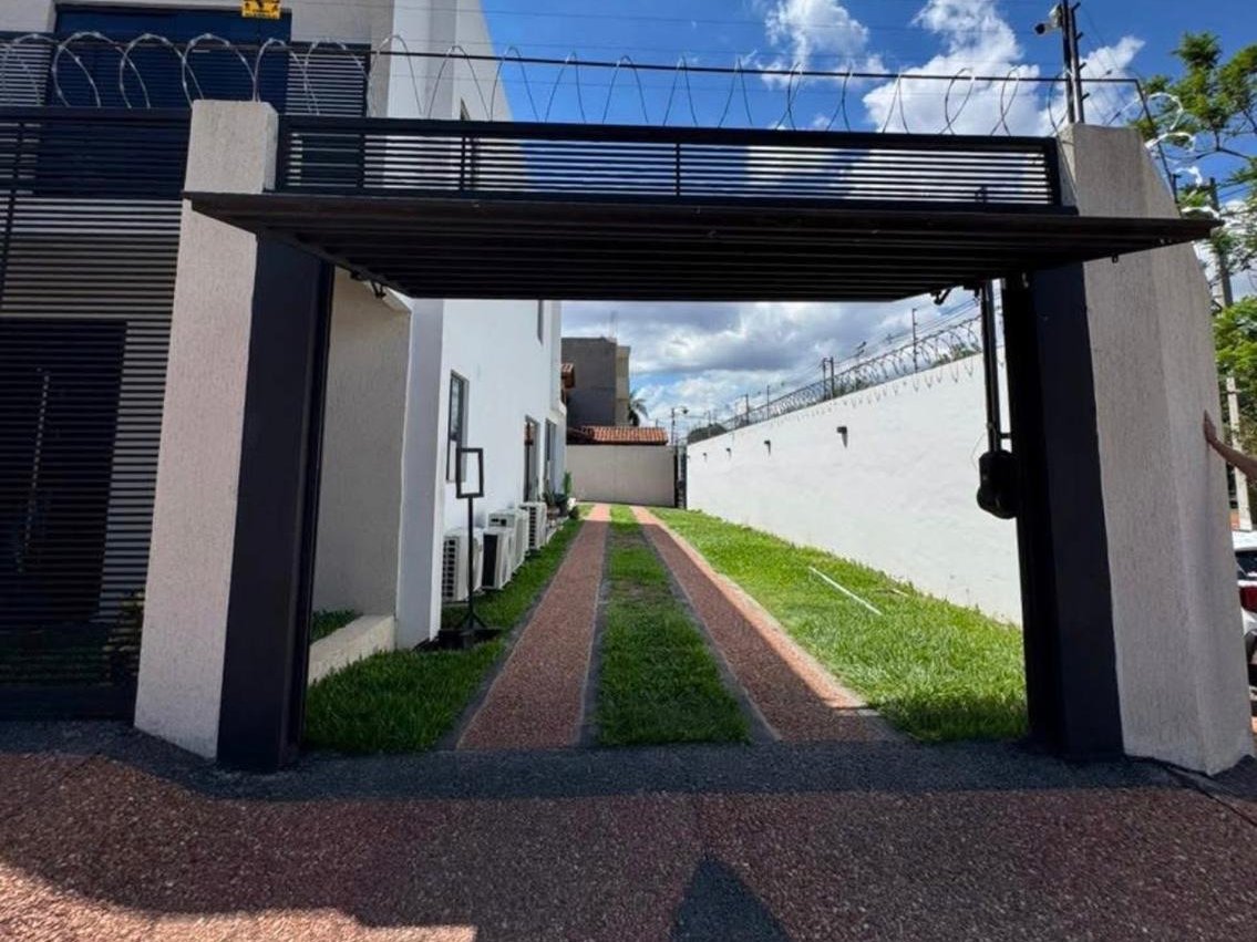 Casa moderna en esquina de 4 dormitorios en Lambaré, San Roque González