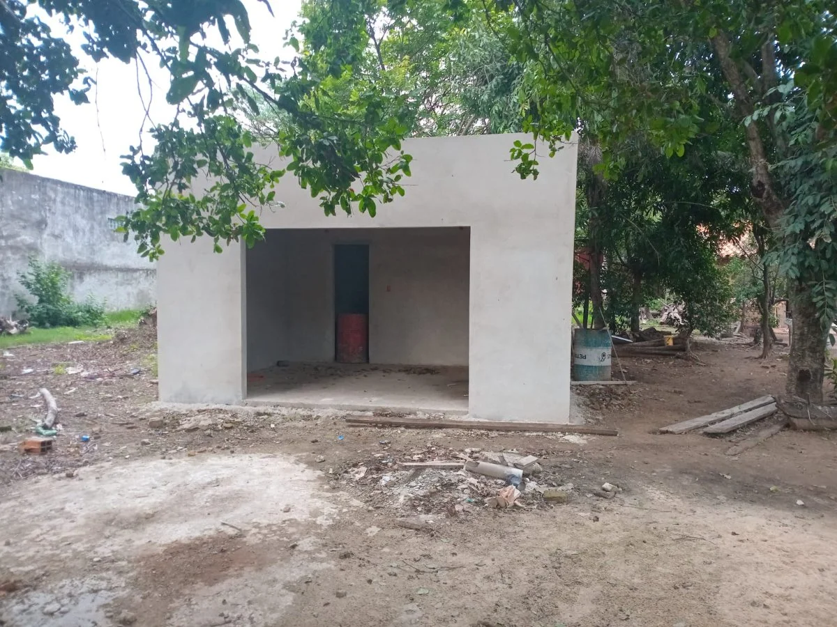 Terreno com Construção a Terminar em Mariano R. Alonso