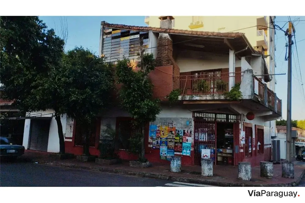 Two-storey house with commercial premises for sale in downtown Encarnación