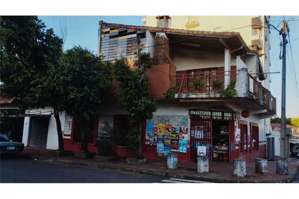 Casa de dos plantas con local comercial en venta en el centro de Encarnación