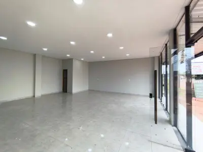 Alquiler de salón comercial a estrenar en Presidente Franco 3
