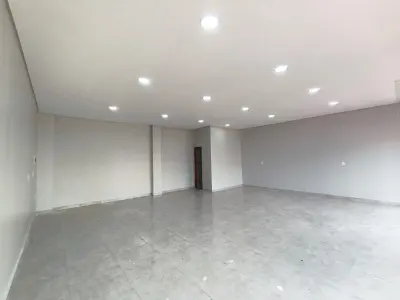 Alquiler de salón comercial a estrenar en Presidente Franco 4