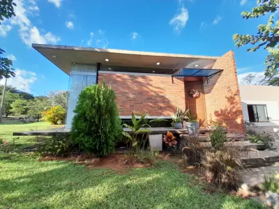 Casa de 4 quartos para aluguel temporário em Altos 2