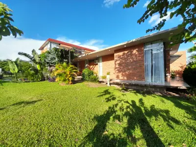 Casa de 4 quartos para aluguel temporário em Altos 3