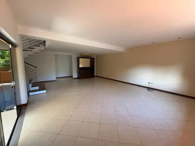 Residência moderna de 3 quartos para alugar em Mburucuyá 2