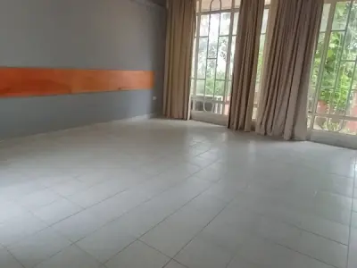 Spacious Residence for Sale in Barrio Herrera, Asunción 4