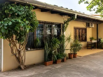 Casa à venda para reformar em Fernando de la Mora 4