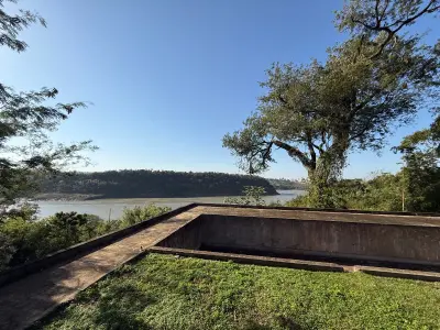 Casa a terminar à beira do rio no Paraná Country Club 4