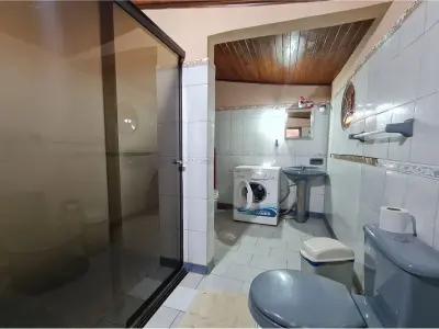 Casa amoblada en alquiler con oficina en Loma Plata 4