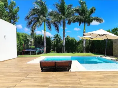 Casa mobiliada à venda em Lambaré, região Yacht 3