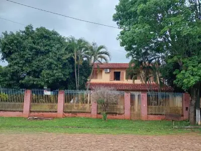 Casa ampla à venda no bairro Primavera, Luque 2