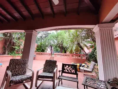 Casa amplia en venta en Bernardino Caballero, Fernando de la Mora 3