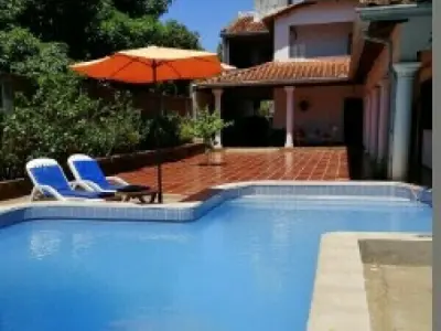Casa amplia en venta en Kennedy, Encarnación 3