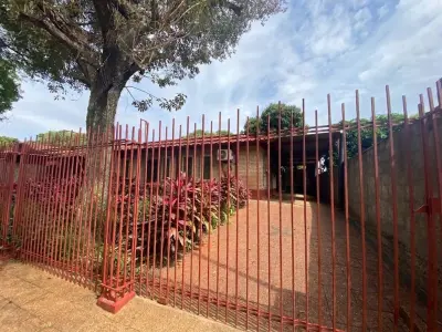 Casa amplia en venta en Laurelty, Luque 2