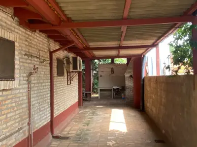 Casa amplia en venta en Laurelty, Luque 4