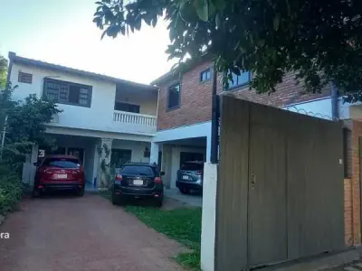 Casa con departamentos independientes en venta en Lambaré 3