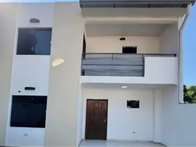 Casa com dúplex e terreno de esquina à venda em Villa Elisa 3