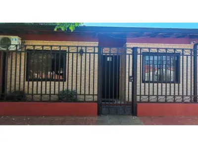 Casa con local comercial en venta en Cuarto Barrio, Luque 4