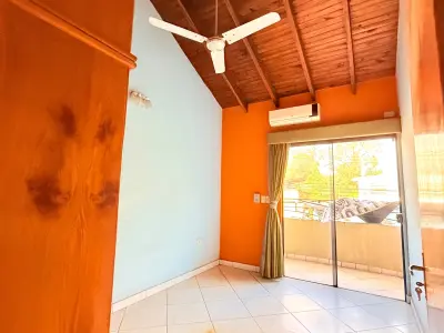 Casa con local comercial y departamento en Villa Elisa 3
