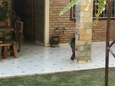 Casa com Salas Comerciais à Venda em Ciudad del Este, Alto Paraná 2