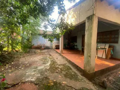 Casa con locales comerciales en venta en Presidente Franco 2