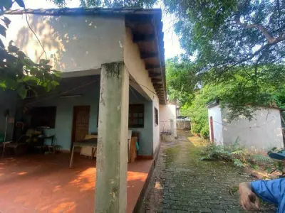 Casa con locales comerciales en venta en Presidente Franco 3