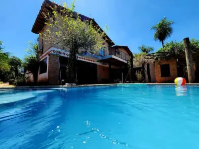 Casa com piscina para alugar no centro de Ypané 3