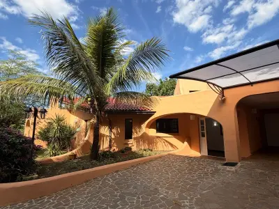 Casa com piscina à venda no condomínio San Francisco, Hernandarias 2