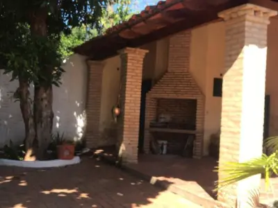 Casa con salón comercial en venta en Areguá 2