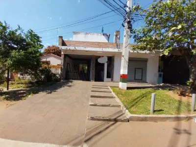 Casa con salón comercial en venta en Areguá 3